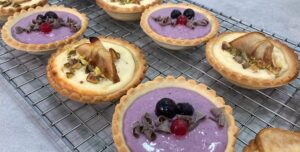 Tartaletas de pera, frutos rojos y calabaza - Repostería Online en Vivo