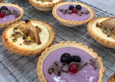Tartaletas de pera, frutos rojos y calabaza