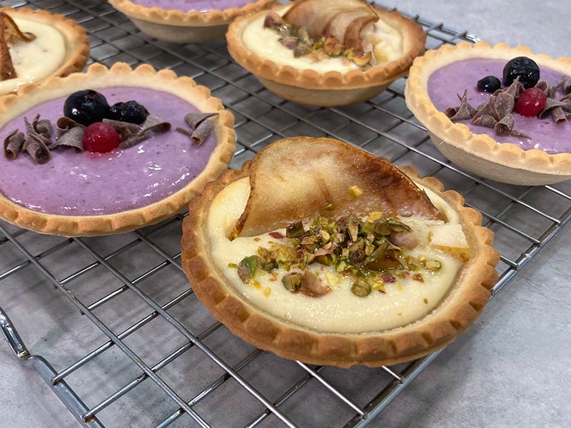 Tartaletas de pera, frutos rojos y calabaza - Repostería Online en Vivo